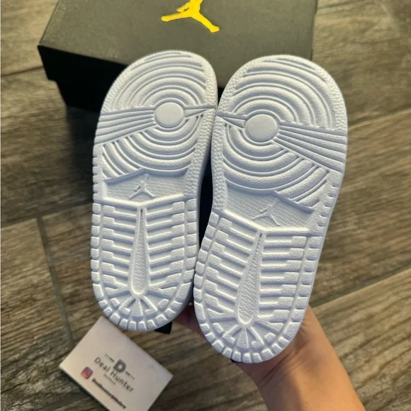 Brand New Air Jordan 1 Low Alt Easy-on Toddler/Baby sneakers - Picture 9 of 11